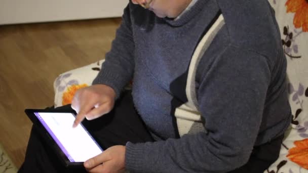 Evening entertainment. Man enjoys the tablet. — Stock Video