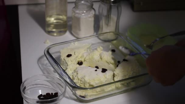 Preparação de caçarolas de queijo em casa. Na mesa estão utensílios e ingredientes para refeições . — Vídeo de Stock