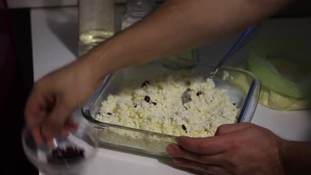 Подготовка запеканки с сыром дома. На столе - посуда и ингредиенты для еды . — стоковое видео
