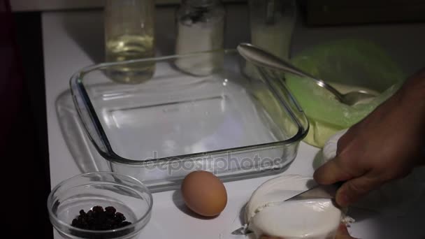 Bereiding van de kaas stoofschotels thuis. Op de tafel is keukengerei en ingrediënten voor de maaltijden. — Stockvideo