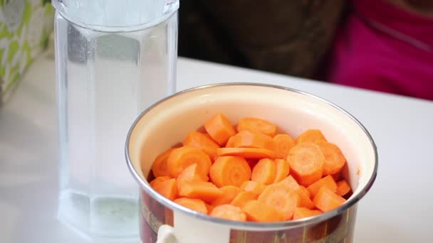 Preparación del jugo de zanahoria . — Vídeos de Stock