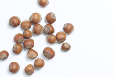 Fındık, beyaz bir arka plan üzerinde dağınık