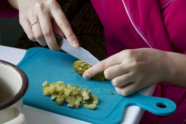 Овощной салат. Русские рецепты. Кулинарные ингредиенты: Женщина режет овощи на борту маринованных огурцов . — стоковое фото