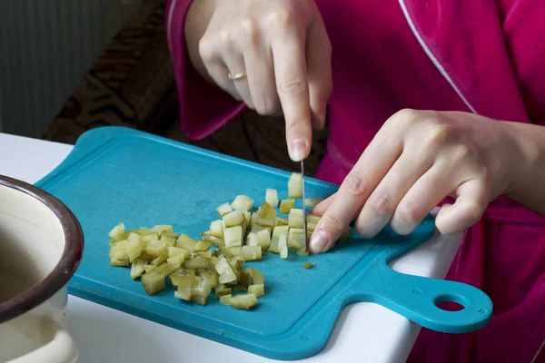 Овощной салат. Русские рецепты. Кулинарные ингредиенты: Женщина режет овощи на борту маринованных огурцов . — стоковое фото