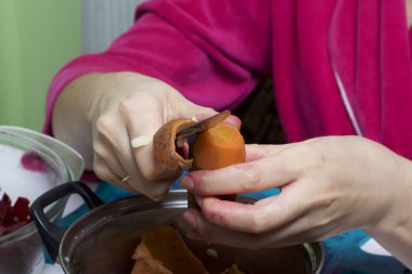 Sebze salatası salata sosu. Rus tarifleri. Pişirme aşamaları.