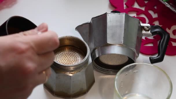 Le processus de préparation du café dans une machine à café geyser . — Video