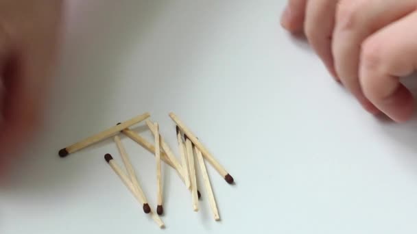 Het spel van de veiligheid-wedstrijd. Wedstrijden op tafel gegooid. — Stockvideo