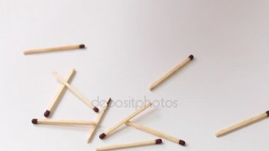 Emanet maç oyunu. Masanın üzerine atılmış maçlar