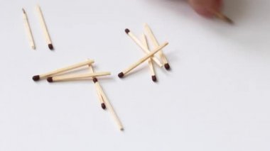 Emanet maç oyunu. Masanın üzerine atılmış maçlar