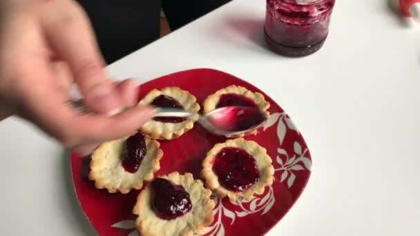 Preparación de pasteles caseros . — Vídeos de Stock