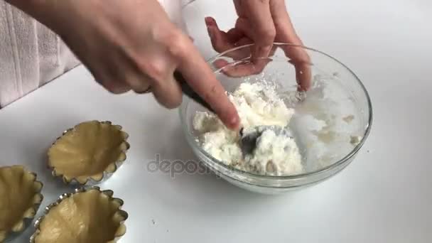 Příprava domácí koláče. — Stock video