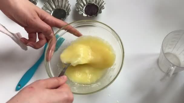 Preparación de pasteles caseros . — Vídeos de Stock
