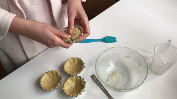 Příprava domácí koláče. — Stock video