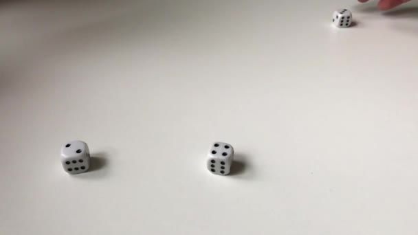 Jogo de dados. Alguns cubos estão sobre a mesa . — Vídeo de Stock