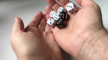 Zar oyunu. Adam ellerini avuç içinde birkaç dices karıştırma.