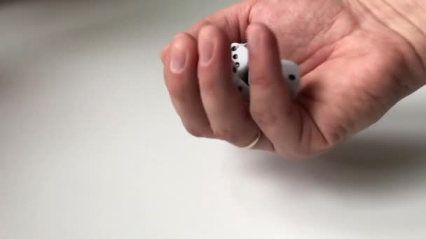 Gioco dei dadi. L'uomo sta mescolando alcuni dadi nel palmo della mano . — Video Stock