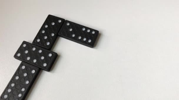 Het spelen van Domino. Op de tafel liggen een paar botten. — Stockvideo