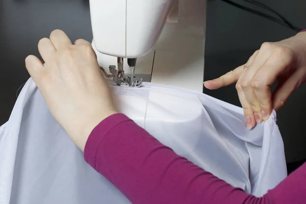 Een vrouw werkt op een naaimachine. — Stockfoto