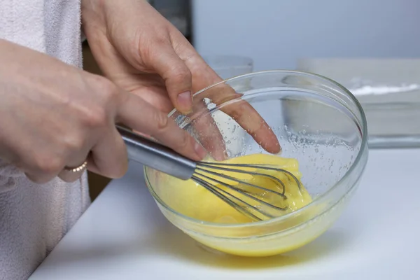 Preparazione di torte fatte in casa . — Foto Stock