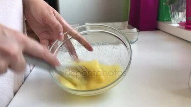 Ev yapımı kekler hazırlanması.