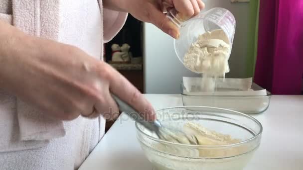 Persiapan kue buatan sendiri . — Stok Video