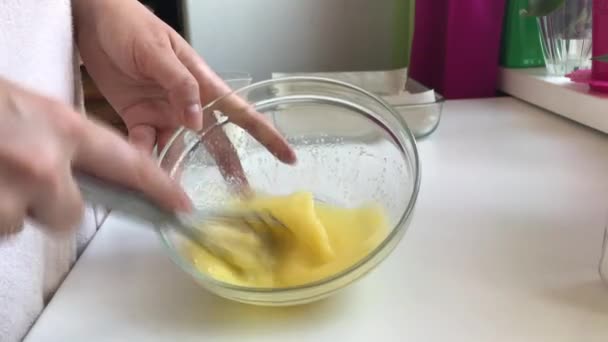 Przygotowanie ciasta domowej roboty. — Wideo stockowe