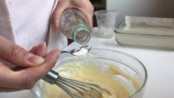 Przygotowanie ciasta domowej roboty. Kobieta gasi soda z ocet spożywczy. — Wideo stockowe