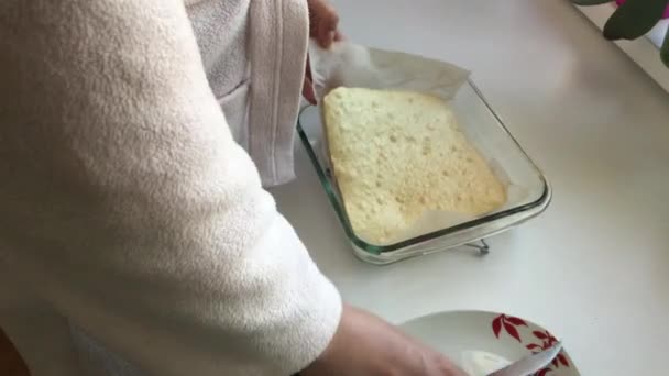 Zubereitung von hausgemachtem Kuchen. die Frau überprüft die Qualität des gebackenen Kuchens. — Stockvideo