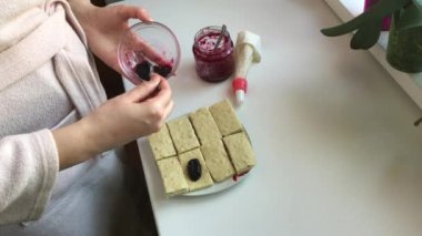 Ev yapımı kekler hazırlanması.