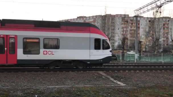 Minsk, Minskaya, Vitryssland 11 april 2019, ett modernt passagerar tåg kör med låg hastighet genom järnvägs stationen. — Stockvideo