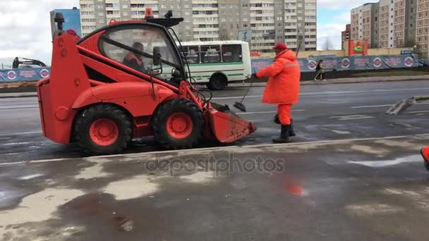 Prace służb komunalnych miasta. Wiosenne sprzątanie dróg miejskich. — Wideo stockowe