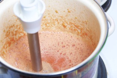 Domates çorbası hazırlanması.