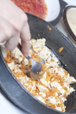 Domates çorbası hazırlanması.