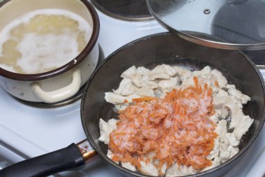 Domates çorbası hazırlanması.