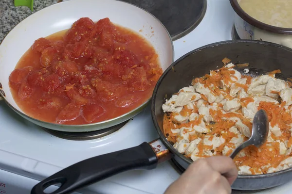 Beredning av tomatsoppa. — Stockfoto