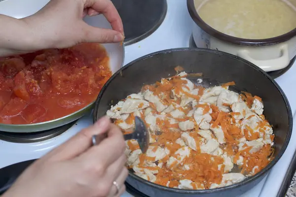 Préparation de la soupe de tomates . — Photo