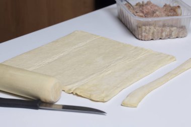 Malzemeler köfte yemek için. Hamur, doldurma ve araçları geçerli.