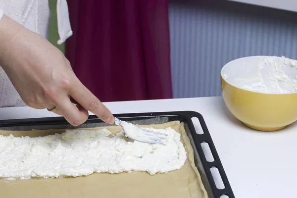 Pie with stuffing from cottage cheese and apple jam. Stages of preparation. — Stock Photo, Image