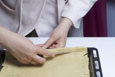 Pasta doldurma süzme peynir ve elma reçel ile. Hazırlık aşamaları.