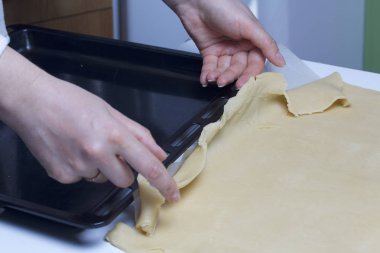 Pasta doldurma süzme peynir ve elma reçel ile. Hazırlık aşamaları.