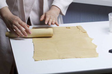 Pasta doldurma süzme peynir ve elma reçel ile. Hazırlık aşamaları.