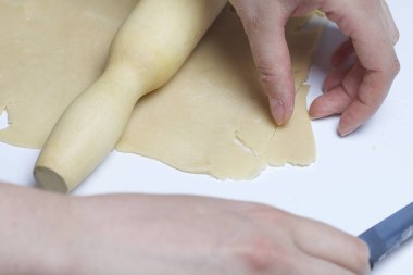 Pasta doldurma süzme peynir ve elma reçel ile. Hazırlık aşamaları.