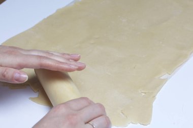 Pasta doldurma süzme peynir ve elma reçel ile. Hazırlık aşamaları.