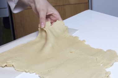 Pasta doldurma süzme peynir ve elma reçel ile. Hazırlık aşamaları.