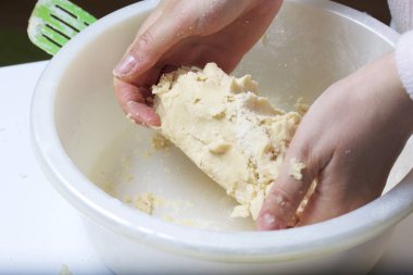 Pasta doldurma süzme peynir ve elma reçel ile. Hazırlık aşamaları.