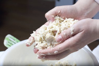 Pasta doldurma süzme peynir ve elma reçel ile. Hazırlık aşamaları.