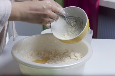 Pasta doldurma süzme peynir ve elma reçel ile. Hazırlık aşamaları.