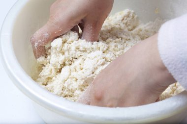 Pasta doldurma süzme peynir ve elma reçel ile. Hazırlık aşamaları.