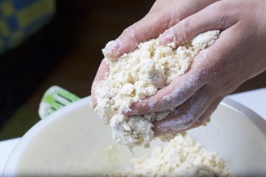 Pasta doldurma süzme peynir ve elma reçel ile. Hazırlık aşamaları.
