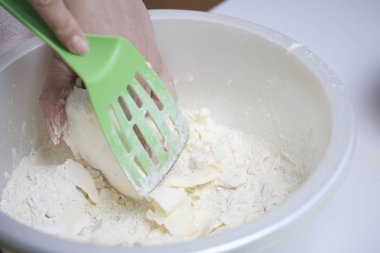 Pasta doldurma süzme peynir ve elma reçel ile. Hazırlık aşamaları.